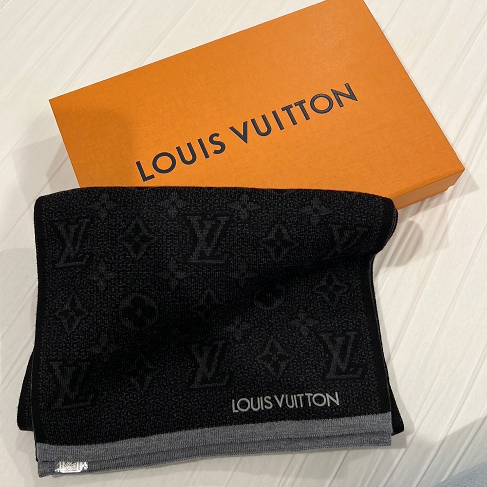 BNWT in box Louis Vuitton wool scarf